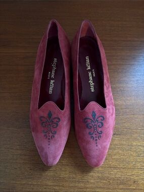 Stephane Kélian - Dusty Burgundy Suede Loafers with Black Appliqué Motif